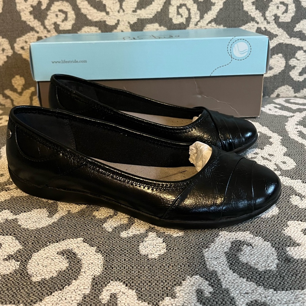 NEW in box Women’s Life Stride Liza Too Black Flats